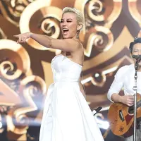 Selain selebriti Indonesia, di HUT SCTV ke-27 ini juga menghadirkan penyanyi Internasional yang bernama Bebe Rexha. Acara ini dipandu host  Arie Untung, Prilly Latuconsina, Ruben Onsu, Verrell dan Natasha Wilona. (Bambang E.Ros/Bintang.com)