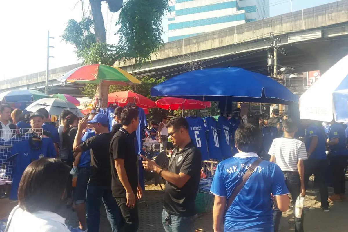 Suporter Timnas Thailand mulai menyerbu arena final Piala AFF 2016