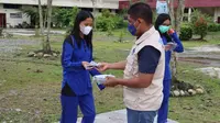 Sub Satgas Prokes PON XX Papua Kab. Mimika memberikan masker kepada siswi SMA YPPK Tiga Raja sebelum kegiatan pembelajaran tatap muka dimulai, Jumat (8/10/2021). (Dok BNPB)