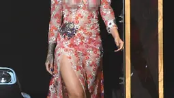 Rihanna bersiap di panggung MusiCares 2016, demi menghormati musisi Lionel Richie, Los Angeles, 13 Februari 2016. Pelantun Umbrella itu juga memakai berlian US$ 1 juta (sekitar Rp 13M) dari desainer Harry Kotlar. (Jason Merritt/Getty Images for NARAS/AFP)