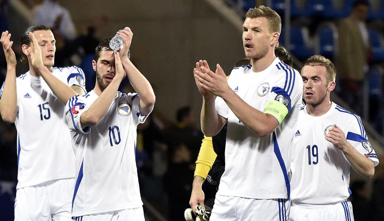 Penyerang anyar Inter Milan, Edin Dzeko (kanan kedua) merupakan kapten Timnas Bosnia & Herzegovina. Dzeko saat ini tercatat sebagai pemegang caps terbanyak di timnasnya, yaitu 118 caps dengan 60 gol. (AFP/Pascal Pavani)