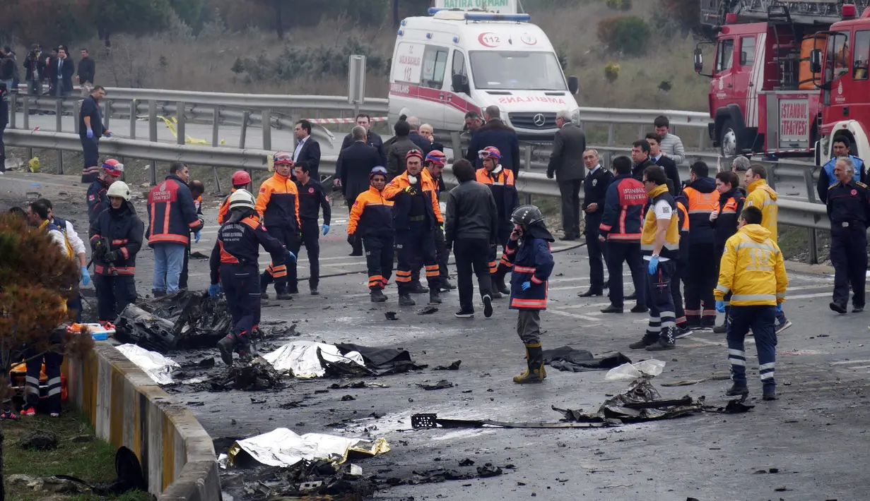 Helikopter jatuh di jalan tol Istanbul, Turki, Jumat (10/3). Lima orang yang berada di dalamnya tewas seketika. (AP Photo)