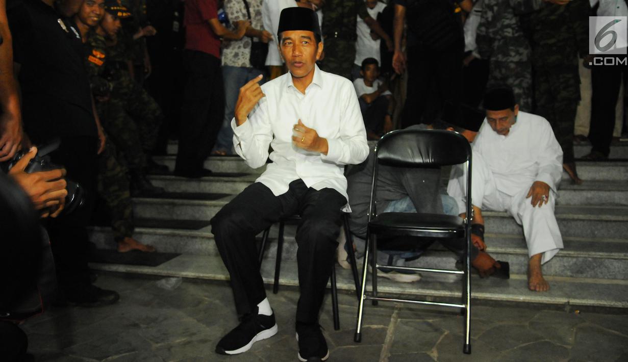 Capres nomor urut 01 Joko Widodo atau Jokowi memakai sepatu usai menjalankan ibadah dalam kampanye terbuka di Alun-Alun Brebes, Jawa Tengah, Kamis (4/4). Jokowi menargetkan kemenangan lebih dari 80 persen di Brebes. (Liputan6.com/Angga Yuniar)