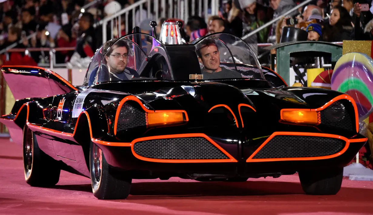 Batmobile atau mobil dari serial Batman ikut memeriahkan Parade Natal Hollywood ke-85 di Los Angeles, California, AS (27/11). Parade ini dirayakan tiap tahunnya untuk menyambut datangnya Hari Raya Natal. (Reuters/Phil McCarten)