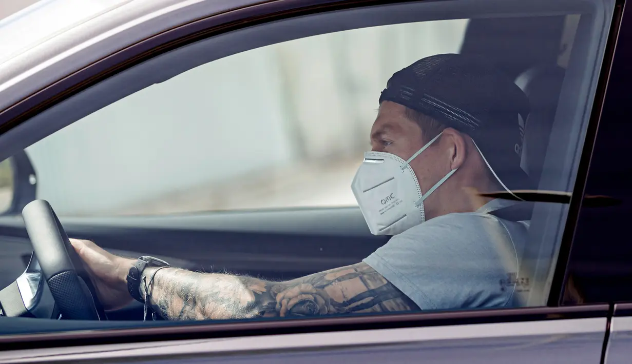 Pemain Real Madrid, Toni Kroos, tiba untuk menjalani tes virus corona COVID-19 di fasilitas pelatihan Valdebas, Madrid, Rabu (6/5/2020). Skuat Real Madrid jalani tes virus corona jelang latihan dan rencana kembali bergulirnya kompetisi La Liga. (AFP/Baldesca Samper)