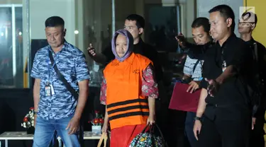 Plt Kadis Kesehatan Kabupaten Jombang, Inna Silestyowati (tengah) digiring petugas usai diperiksa di Gedung KPK, Jakarta, Minggu (4/2). Inna menjadi tersangka suap terkait perizinan pengurusan jabatan di Pemkab Jombang. (Liputan6.com/Helmi Fithriansyah)