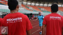 Pelatih Harry W Marra (tengah) memberi arahan latihan pada atlet Indonesia di Stadion Pakansari, Kab Bogor, Selasa (14/2). Harry merupakan pelatih yang membawa Ashton Eaton meraih emas Olimpiade London 2012 dan Rio 2016. (Liputan6.com/Helmi Fithriansyah)