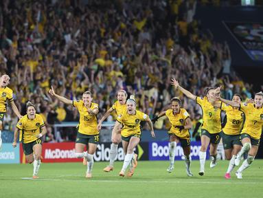 Sejumlah pemain Timnas Australia melakukan selebrasi setelah menang atas Prancis pada babak adu penalti saat perempat final Piala Dunia Wanita 2023 di Brisbane Stadium, Brisbane, 12 Agustus 2023. (AP Photo/Tertius Pickard)
