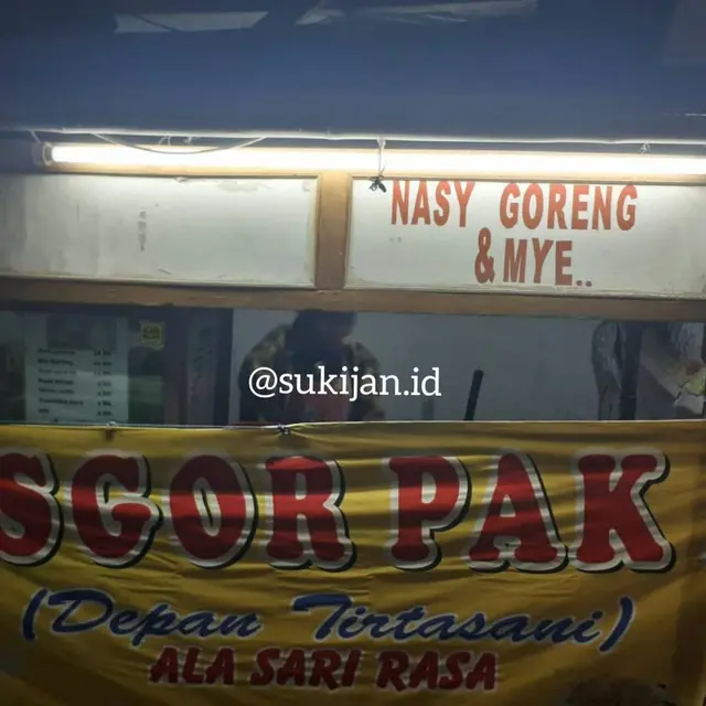 6 Tulisan Typo di Spanduk Jualan Ini Bikin Mikir Dua Kali