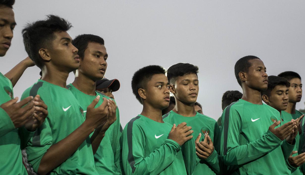 Para pemain Timnas Indonesia U-16 berdoa saat acara pelepasan di Stadion Atang Sutresna, Jakarta Timur, Rabu (12/9/2017). Timnas U-16 akan mengikuti kualifikasi Piala AFC U-16. (Bola.com/Vitalis Yogi Trisna)