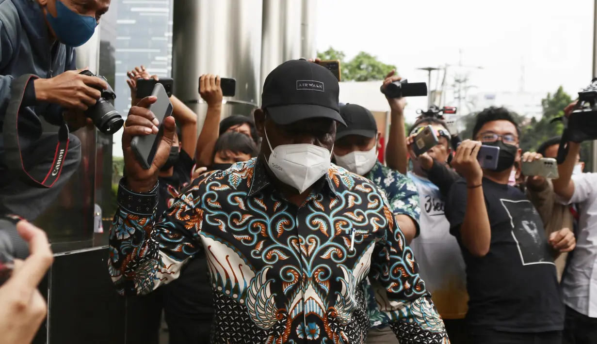 Wakil Bupati Mamberamo Tengah Yonas Kenelak meninggalkan gedung KPK usai menjalani pemeriksaan di Gedung KPK, Jakarta, Rabu (3/8/2022). KPK memeriksa Wakil Bupati Mamberamo Tengah Yonas Kenelak sebagai saksi untuk tersangka Ricky Ham Pagawak selaku Bupati Mamberamo Tengah terkait dugaan suap dan gratifikasi. (Liputan6.com/Helmi Fithriansyah)