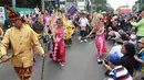Sejumlah penari mambawakan tarian adat Tabalong saat CDF di Jakarta, Minggu (28/1). Tarian tersebut dilakukan dalam rangka festiival etnik Tabalong agar masyarakat mengenal tarian yang berasal dari  Kalimantan Selatan tersebut. (Liputan6.com/Angga Yuniar)