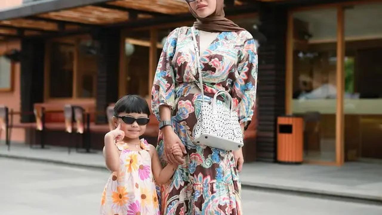 Gaya Aurel Hermansyah Terbaru saat Nongkrong di Kafe Bali, Anggun dengan Dress Flowy dan Tas Putih