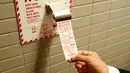 Seorang pria mengambil kertas toilet saat berada di kamar mandi bandara internasional Narita, Jepang, (28/12). Rencananya, proses pemasangan kertas toilet ini masih akan terus berlanjut hingga 15 Maret 2017. (REUTERS / Toru Hanai)