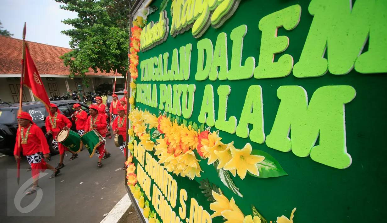Sejumlah prajurit mengiringi upacara Tingalan Dalem PA X di Puro pakualaman, Yogyakarta, Selasa (26/4). Paku Alam X merayakan ulang tahun yang ke-55. (Boy Harjanto)
