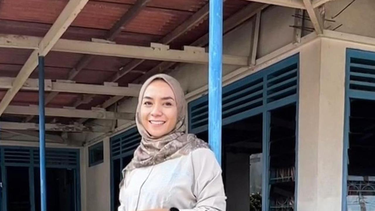 Mengenang Masa Lalu, Potret Cantik Enno Lerian di Kampung Halaman 'Main Layangan di Sawah