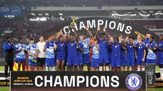 Pemain Chelsea mengangkat trofi juara Indonesia Super Cup 2026 setelah mengalahkan AC Milan dengan skor 3-0 pada laga pramusim di Stadion Utama Gelora Bung Karno (SUGBK), Jakarta, Sabtu (8/8/2026). Kemenangan The Blues dipastikan lewat dua gol Joao Pedro dan satu gol Moises Caicedo, sekaligus menghadirkan trofi perdana bagi pelatih Xabi Alonso sejak menangani Chelsea. (KapanLagi.com/Budy Santoso)