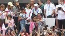 Presiden Joko Widodo (tengah) berswafoto usai peresmian pengoperasian Moda Raya Terpadu Jakarta fase 1 di kawasan Bundaran HI, Jakarta, Minggu (24/3). Acara ini sekaligus pencanangan pembangunan Moda Raya Terpadu Jakarta fase 2. (Liputan6.com/Helmi Fithriansyah)