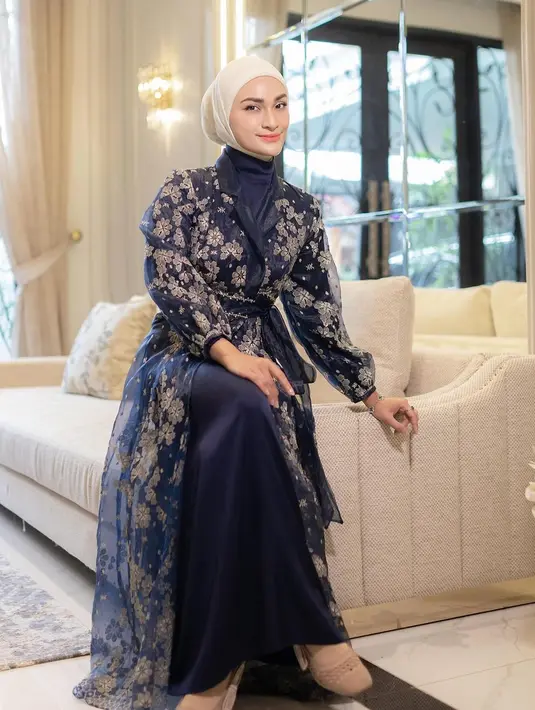 Pesona Putri Zulhas dibalut dress biru navy berkerah tinggi ditumpuk dengan outer lace super cantik dengan bordir bunga, dan hijab cokelat muda yang serasi. [Foto: Instagram/putri_zulhas]