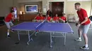 Ander Herrera dan Anders Lindegaard menghabiskan waktu senggang di sela-sela tur pra musim Manchester United di Amerika Serikat dengan bermain tenis meja. (Manutd.com)