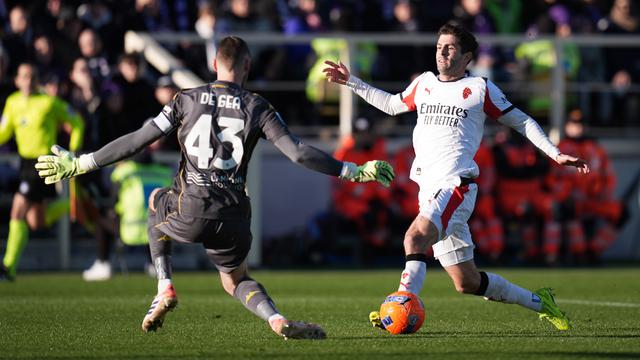 Pemain AC Milan Christian Pulisic berebut bola dengan kiper Fiorentina David De Gea