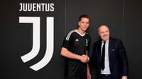 Wojciech Szczesny resmi berseragam Juventus. Dia meneken kontrak berdurasi empat musim. (Juventus). 