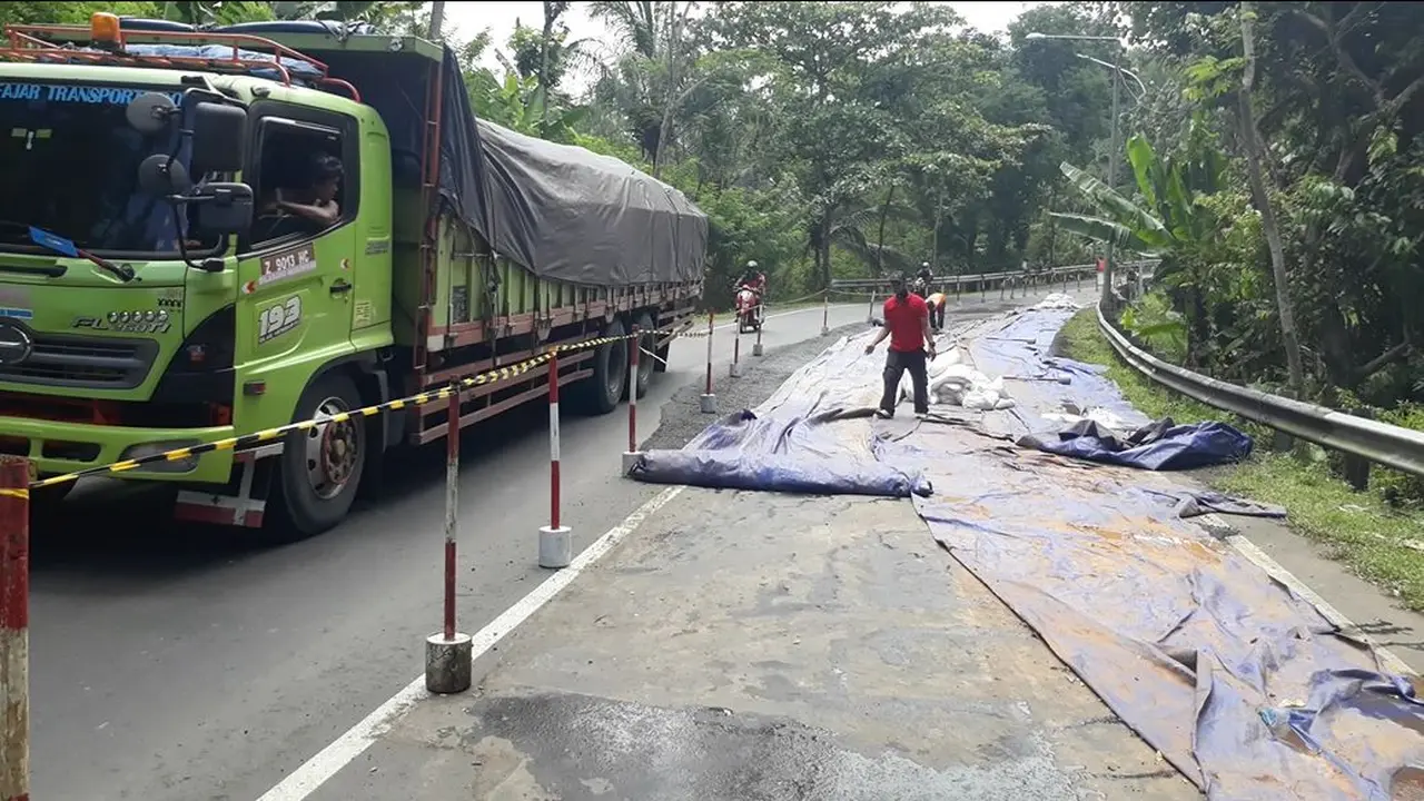Jalur Lintas Selatan Jawa Tengah perbatasan Cilaca-Banyumas ambles sepanjang 30 meter. (Foto: Liputan6.com/Muhamad Ridlo)