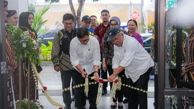 Menkes Budi bersama Menteri PUPR Basuki saat peresmian rumah susun asrama mahasiswa Politeknik Kesehatan (Poltekkes) Kemenkes Yogyakarta. (Foto: Dok Sehat Negeriku)