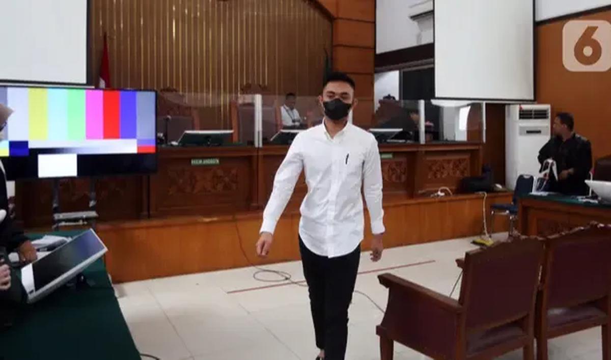 Hakim kemudian meminta Jonathan untuk memberikannya terlebih dahulu kepada tim jaksa penuntut umum sebelum diberikan kepadanya.&nbsp;