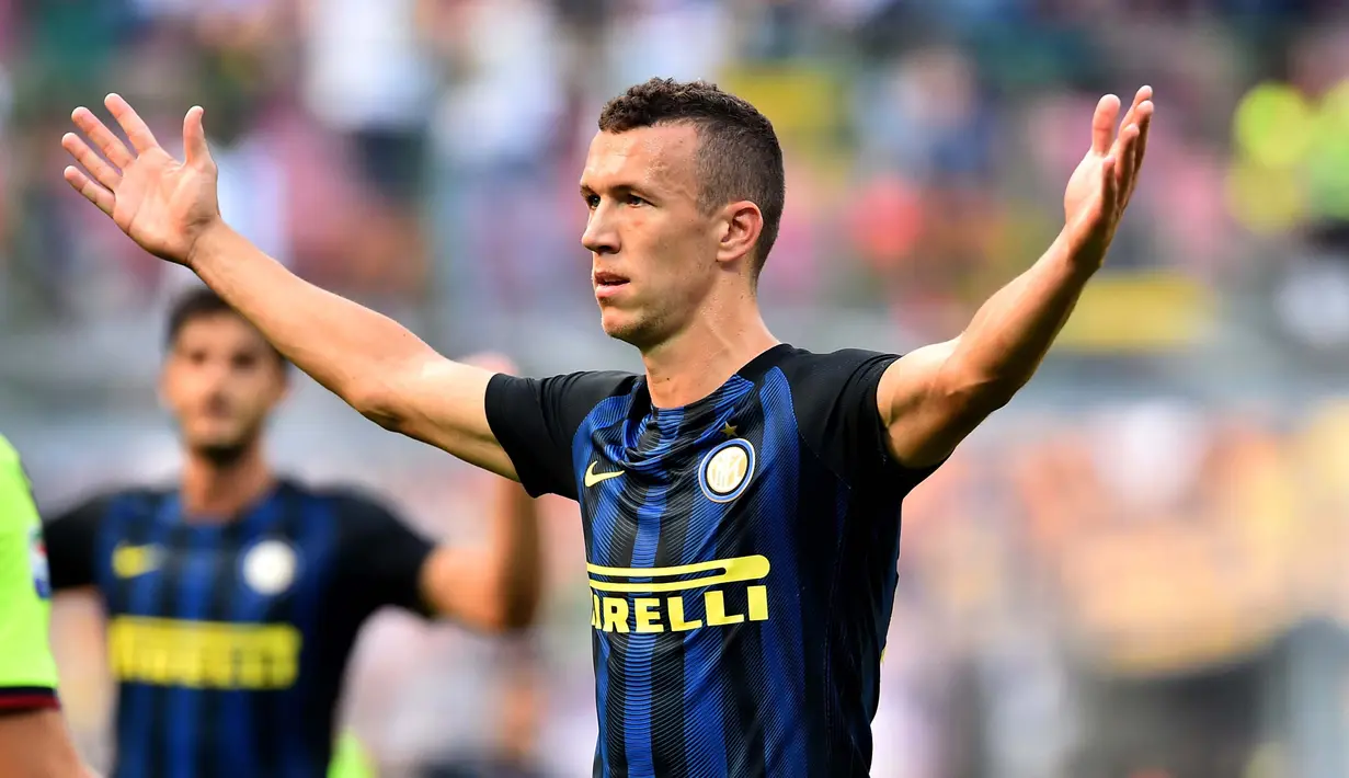 Ivan Perisic merayakan gol ke gawang Bologna pada lanjutan Serie A Italia di Stadion Giuseppe Meazza, Milan, (25/9/2016).  Inter bermain mbang 1-1. (AFP/Giuseppe Cacace)