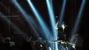 Meskipun tampak tak semewah panggung seperti pada band musik barat yang besar, konser Owl City tetap berhasil menghibur hampir seribuan penggemar yang memadati Rolling Stone Cafe, Jakarta, Senin (11/5/2015). (Liputan6.com/Panji Diksana)  