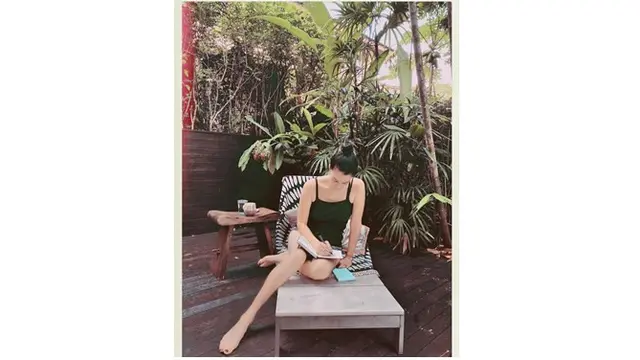 Rumah Nadya ini terlihat asri dengan pepohonan yang mengelilinginya. Di rumahnya juga jadi tempat tinggal banyak burung.