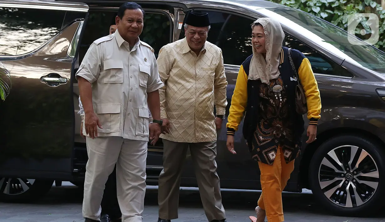 Ketua Umum DPP Partai Gerindra Prabowo Subianto (kiri) menyambut langsung kedatangan Putri Presiden ke-4 RI K.H. Abdurrahman Wahid, Zannuba Ariffah Chafsoh atau lebih akrab disapa Yenny Wahid. (Liputan6.com/Johan Tallo)