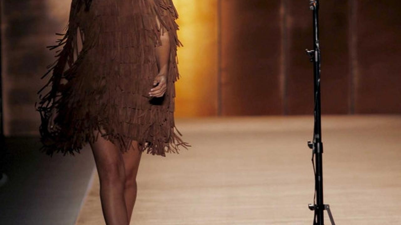 Paulina Vega tampil cantik di catwalk Colombiamoda