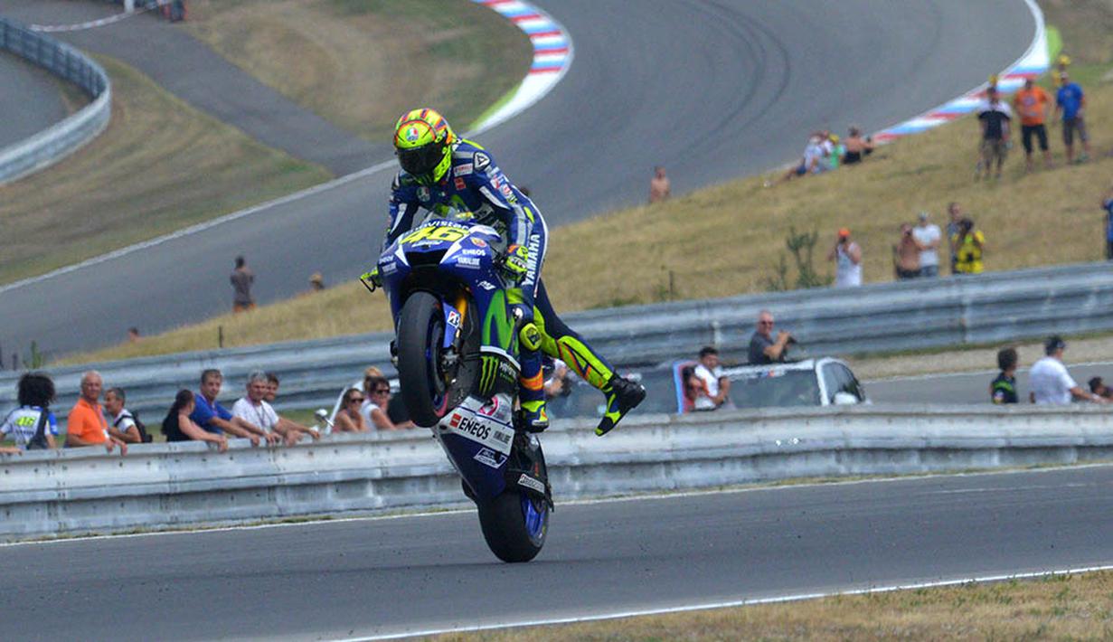Pebalap Valentino Rossi akrobat mengangkat ban depan saat babak kualifikasi GP Ceko di Sirkuit Brno, Ceko. (AFP/Michal Cizek)