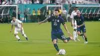 Gol ketiga Argentina di laga ini, yang dicetak oleh Messi, adalah sebuah gol yang cantik. Messi mencetaknya dengan sebuah tendangan chip dari luar kotak penalti. Kiper lawan pun sampai tak berkutik. Lionel Messi dan kawan-kawan benar-benar serius mempersiapkan diri untuk berlaga di Piala Dunia 2022 mendatang. (AP Photo/Wilfredo Lee)