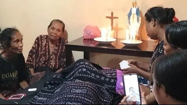 Jenazah korban saat disemayamkan di rumah keluarga