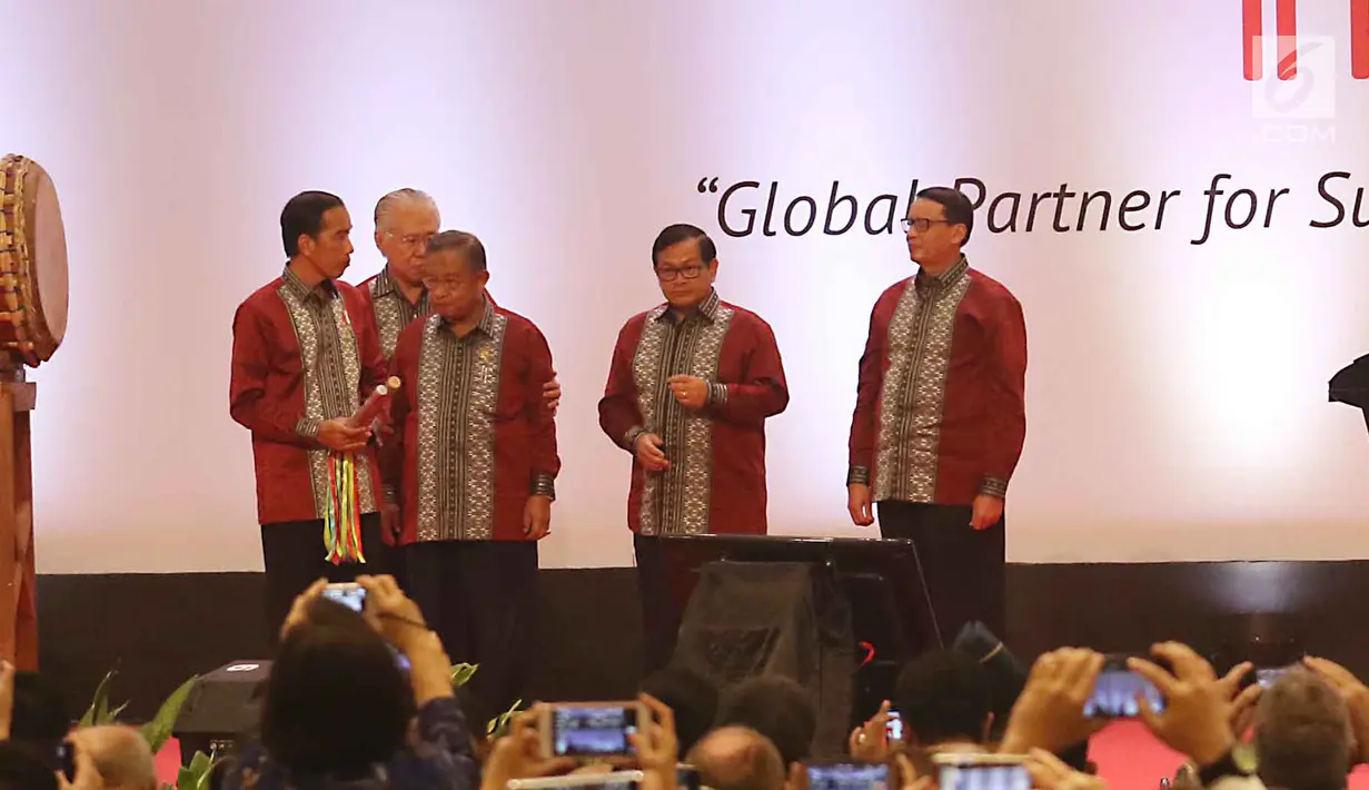 Presiden Jokowi didampingi Mendag Enggartiasto Lukita, Menko Perekonomian Darmin Nasution, Seskab Pramono Anung dan Gubernur Banten Wahidin Halim membuka pameran Trade Expo 2017 di ICE BSD, Tangerang Selatan, Rabu (11/10). (Liputan6.com/Angga Yuniar)