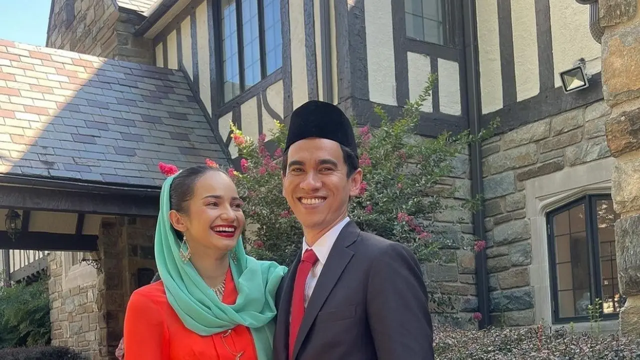 Enzy Storia saat Mengenakan Pakaian Kebaya Betawi