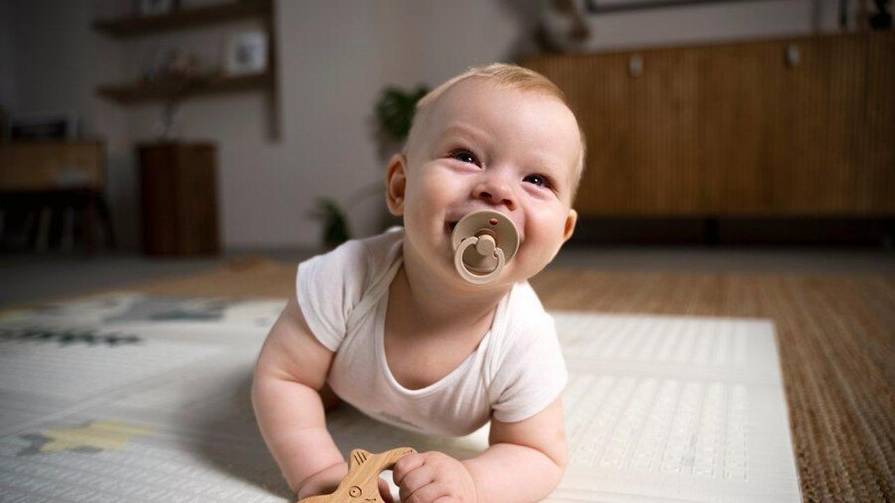 - Usia 2 Bulan:<br>Jika bayi tidak mengeluarkan suara, bergumam, atau berceloteh di usia 2 bulan, itu dapat menjadi tanda awal speech delay.
