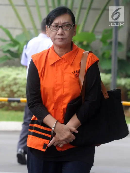 Direktur PT Tashida Sejahtera Perkasa, Irene Irma tiba di gedung KPK, Jakarta, Senin (18/2). Irene Irma diperiksa sebagai tersangka terkait kasus suap sejumlah proyek pembangunan SPAM TA 2017-2018 di Kementerian PUPR. (Merdeka.com/Dwi Narwoko)