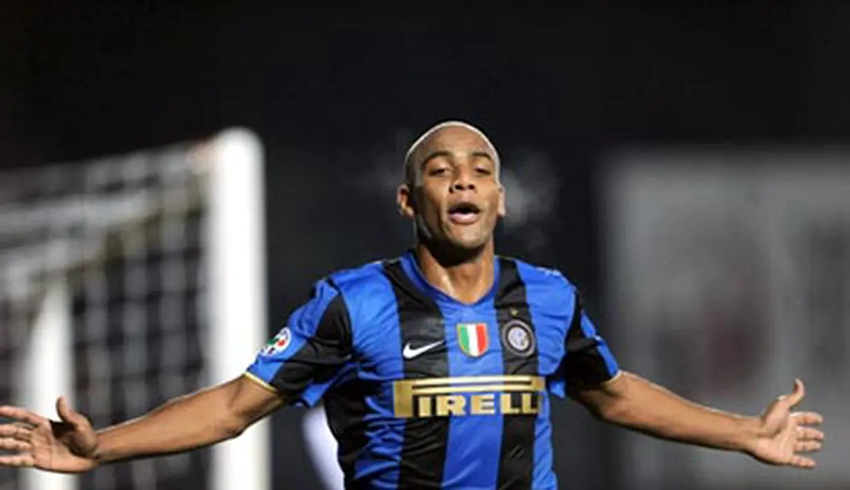 Inter Milan's Brazilian defender Maicon celebrates after scoring against Siena during their Italian Serie A match on December 20, 2008 at Siena's Artemio Franchi Stadium. AFP PHOTO/FILIPPO MONTEFORTE 