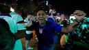 Seorang suporter sepak bola Amerika Serikat merayakan setelah timnya mencetak gol ke gawang Iran pada pertandingan sepak bola Grup B Piala Dunia 2022 di Dubai, Uni Emirat Arab, Selasa (29/11/2022). Amerika Serikat mengalahkan Iran dengan skor 1-0. (AP Photo/Kamran Jebreili)