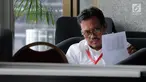 Kepala Divisi Batubara PLN Harlen menunggu di lobi gedung KPK, Jakarta, Kamis (16/8). Harlen diperiksa sebagai saksi untuk tersangka Wakil Ketua Komisi VII DPR Eni Maulani Saragih. (Merdeka.com/Dwi Narwoko)