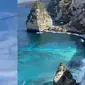 Sebuah video seorang anak WNA yang merupakan turis di Diamond Beach,&nbsp; Nusa Penida, Bali sedang bergelantungan di lintasan flying fox. (Dok: TikTok&nbsp;@user8199851934302)