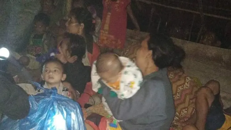 Sejumlah warga di Kabupaten Kepulaauan Mentawai, Provinsi Sumatra Barat, masih bertahan di pengungsian pada hari ini, Selasa (25/4/2023).