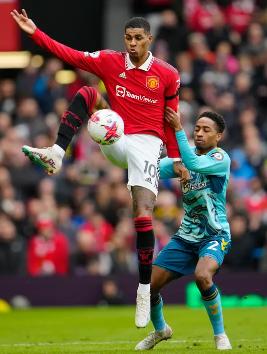 Pemain Manchester United Marcus Rashford (kiri) berebut bola dengan pemain Southampton Kyle Walker-Peters pada pertandingan sepak bola Liga Inggris di Stadion Old Trafford, Manchester, Inggris, 12 Maret 2023. Pertandingan berakhir imbang dengan skor 0-0. (AP Photo/Jon Super)