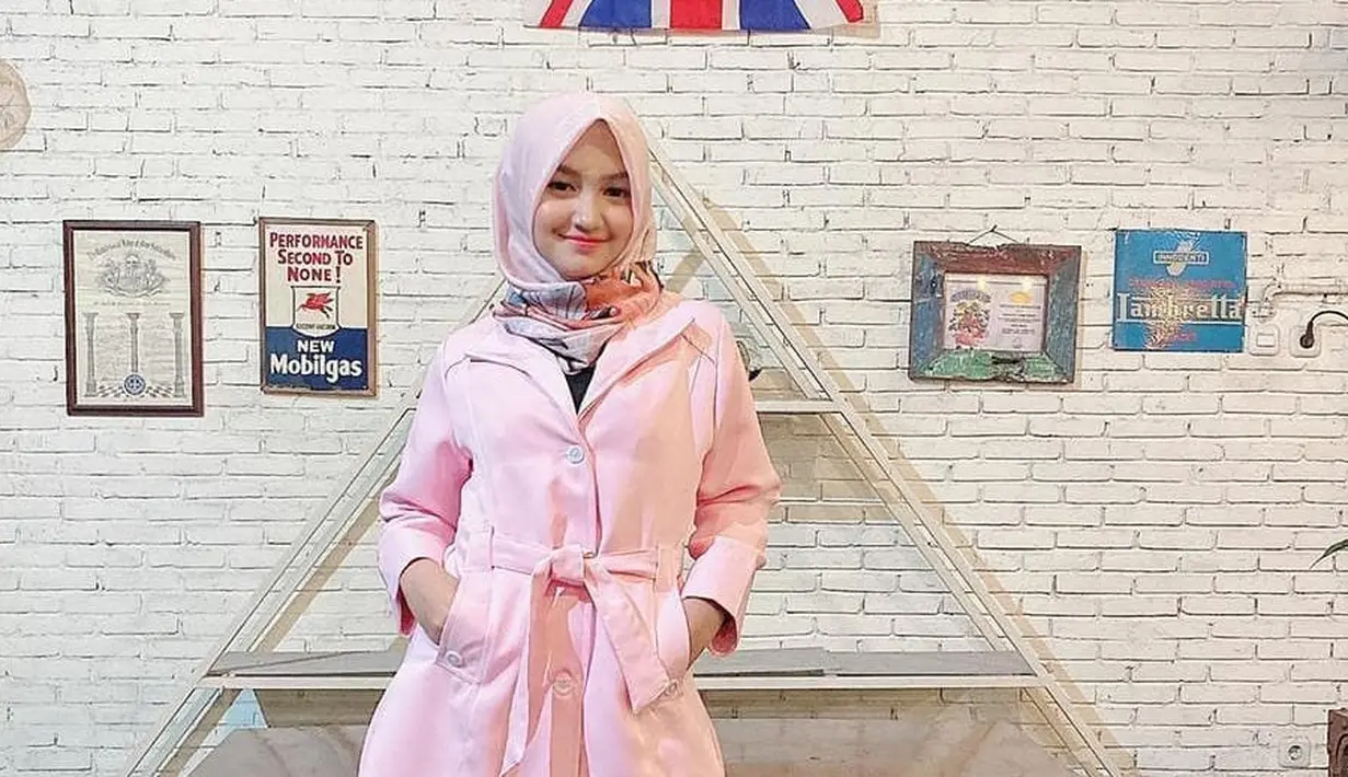Jihan yang kini berusia 16 tahun nampak anggun dengan balutan hijab. Pemilik nama asli Jihan Audylia Arinde Silva ini mulai dikenal kala bergabung dengan orkes dangdut melayu New Pallapa. (Liputan6.com/IG/@jihanaudy123_real)