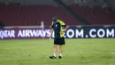 <p>Pelatih Timnas Indonesia, Shin Tae-yong tampak memeriksa kualitas rumput dengan menjejak-jejak kakinya saat sesi latihan resmi menjelang laga lanjutan putaran Grup C Kualifikasi Piala Dunia 2026 melawan Jepang di Stadion Utama Gelora Bung Karno (SUGBK), Senayan, Jakarta, Kamis (14/11/2024). (Bola.com/Bagaskara Lazuardi)</p>