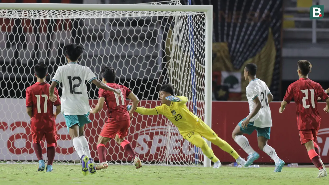 Foto: Aksi Penjaga Gawang Timnas Indonesia U-20 Pelapis Cahya Supriadi saat Mengagalkan Penalti Hong Kong